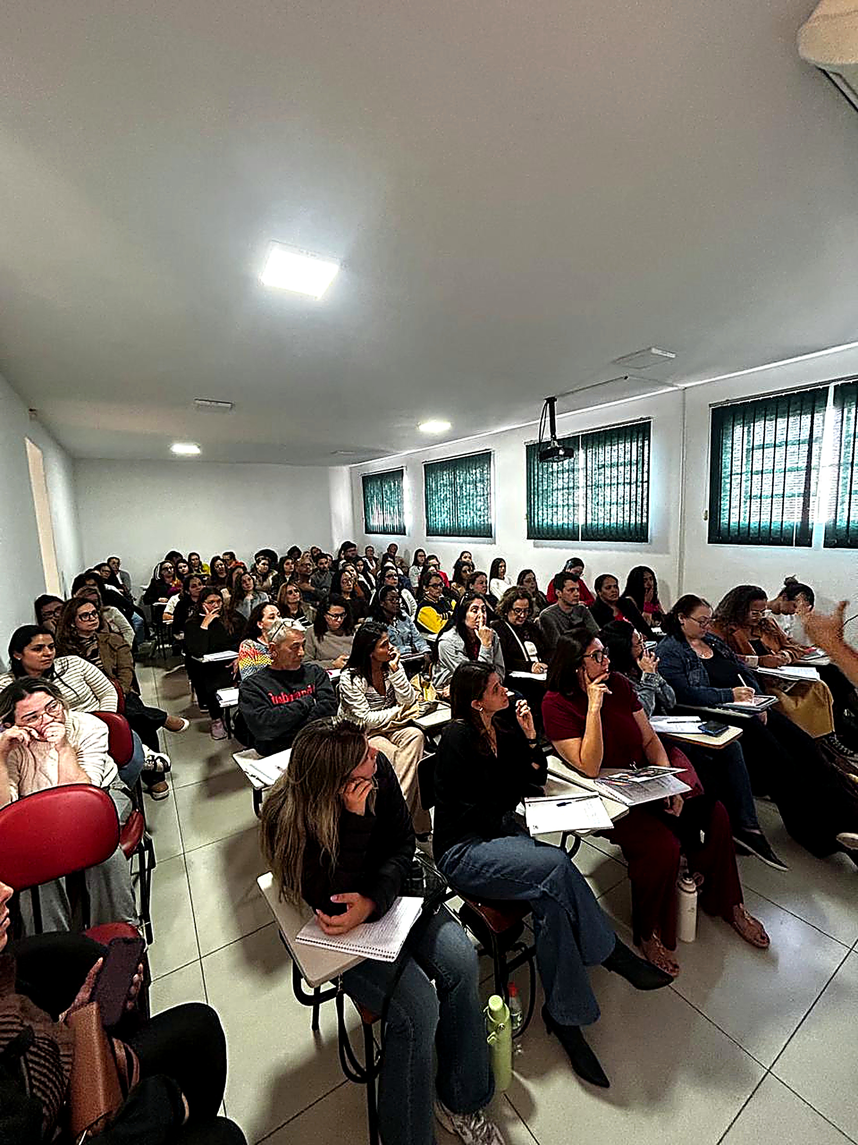 Turma em aula presencial no Maestria, com alunos atentos em sala