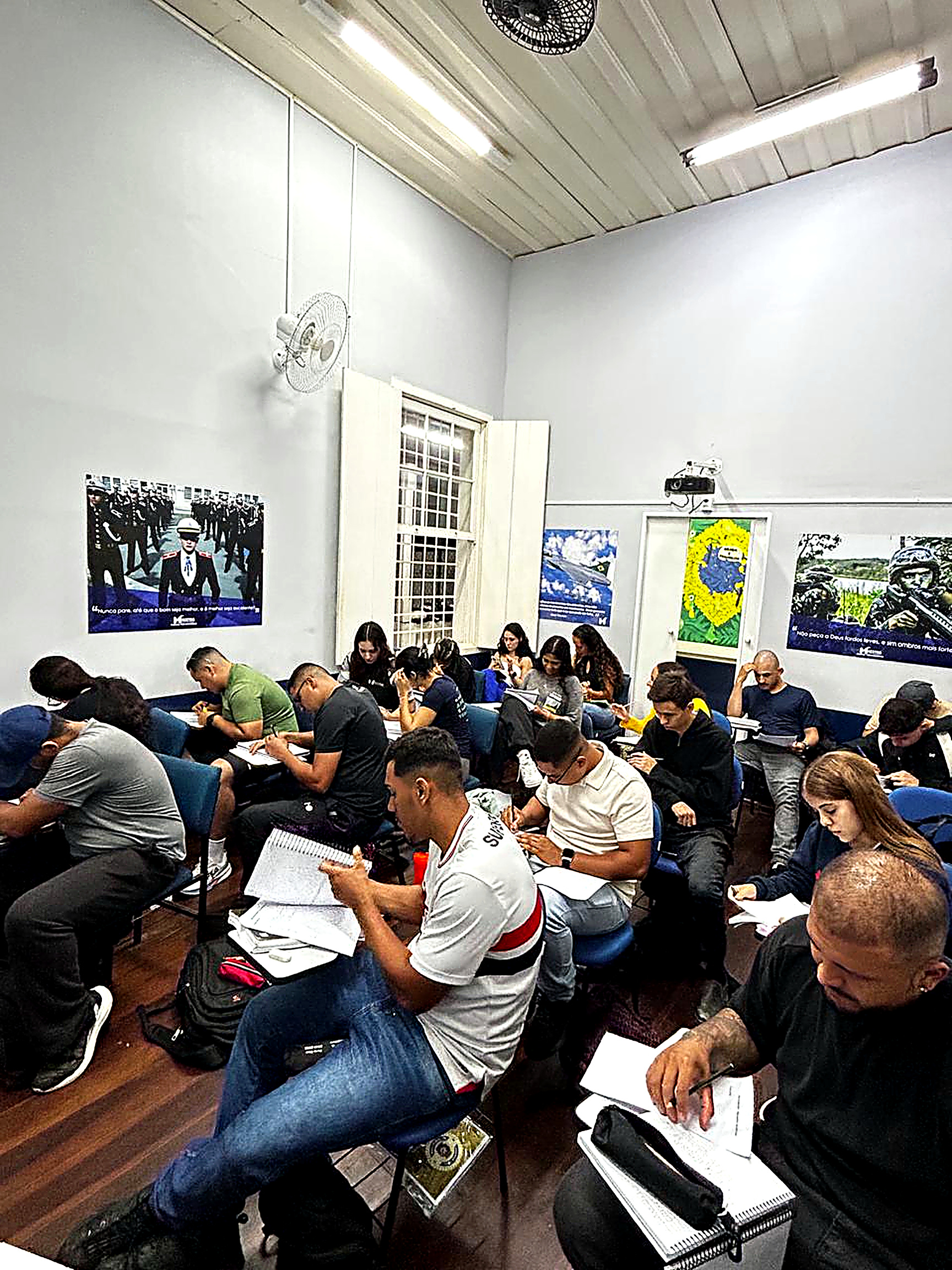 Alunos do Maestria em momento de estudo e aplicação em sala de aula